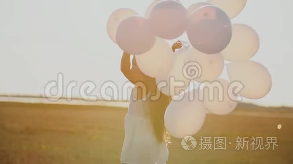 女孩白色连衣裙和气球视频