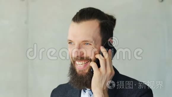 商务沟通友好的男人说话电话视频