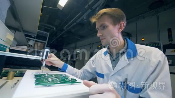 电子板是由一名男性实验室工作人员制作的