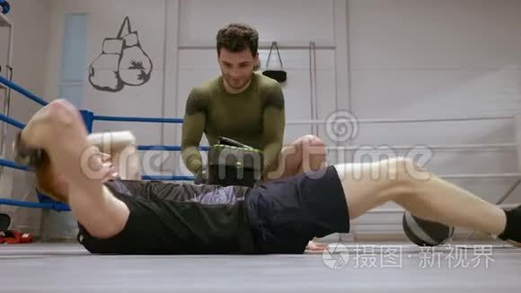 拳击手的个人训练，和他的教练一起做体操。