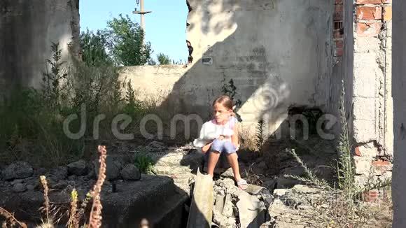 被遗弃在废墟中的悲伤的孩子，不快乐的流浪女孩，沮丧的可怜的孩子，无家可归的人