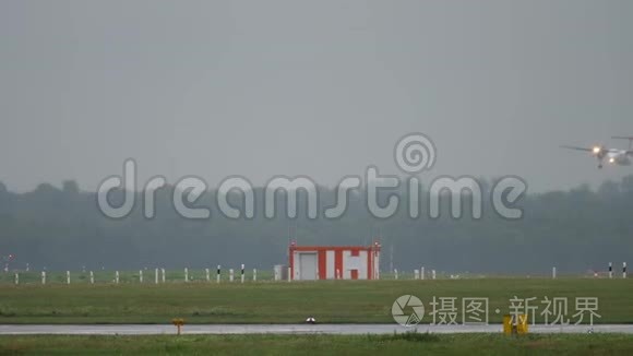 涡轮螺旋桨飞机在雨天接近视频