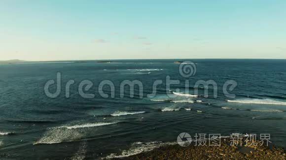 有波浪和岩石岛的海洋。 菲律宾，西亚高。