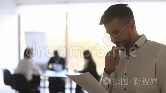 紧张焦虑的商人演讲者在演讲前感到紧张害怕