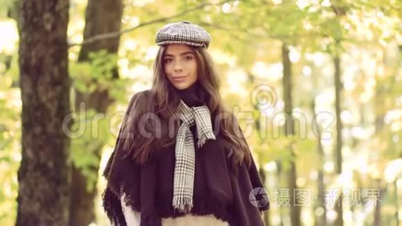 快乐的女孩在秋天散步。 秋天的户外肖像，美丽的快乐女孩走在公园或森林里，穿着温暖的针织