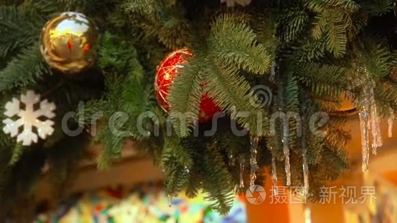 红黄球圣诞树花环与融化的冰柱装饰挂在担架季节集市。 圣诞节