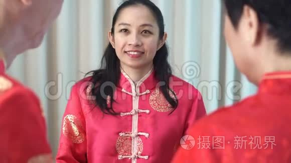 女儿给父母红包压岁钱视频