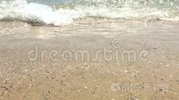 沙滩上海浪的特写镜头视频