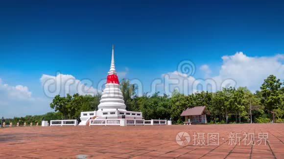 白佛塔、佛寺的时间流逝，雷昂，近江近海，晴空万里，云动