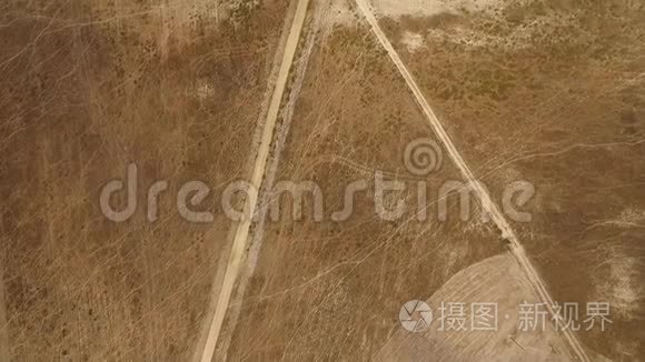 另一个星球的镜头。 空中观景。 在荒郊野外的沙路上的美景