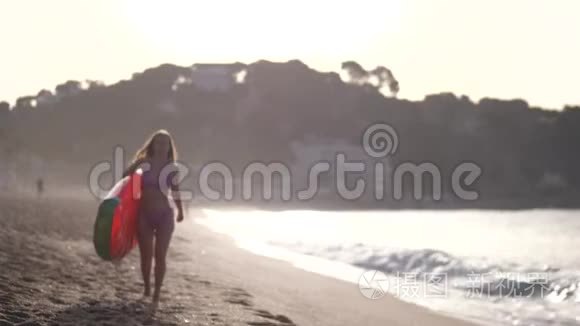 穿比基尼在海边散步的美女视频