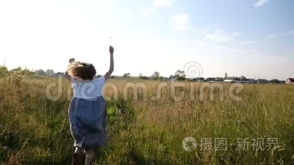 一个穿着滑稽服装的女人在日落时分，在田野里的田野里跑开，动作缓慢，镜头移动