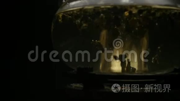 壶中茶叶的特写视频