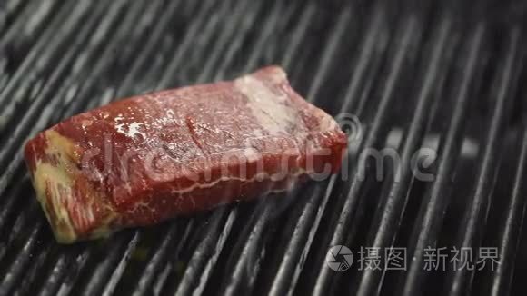 烤架烤肉上烤的排骨牛排视频