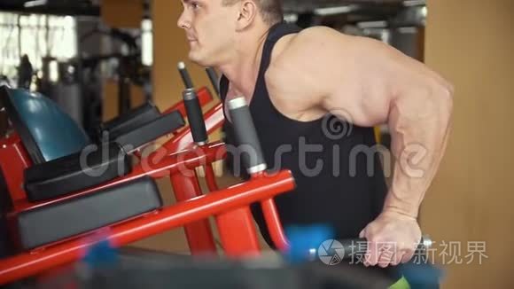 肌肉男在健身房训练二头肌视频