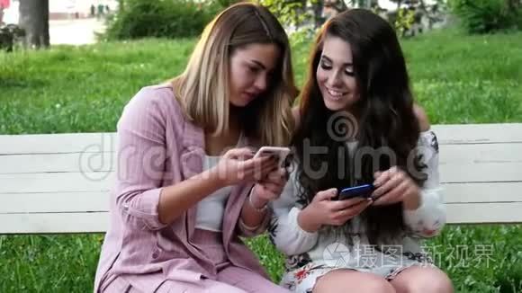 金发和黑发女人用手机