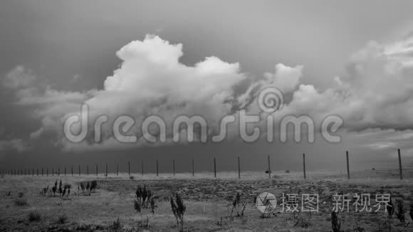 草原上奇怪的云过程视频