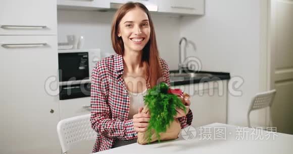 女人打开蔬菜包装视频