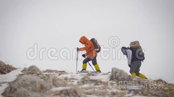 出席峰会的两个人视频