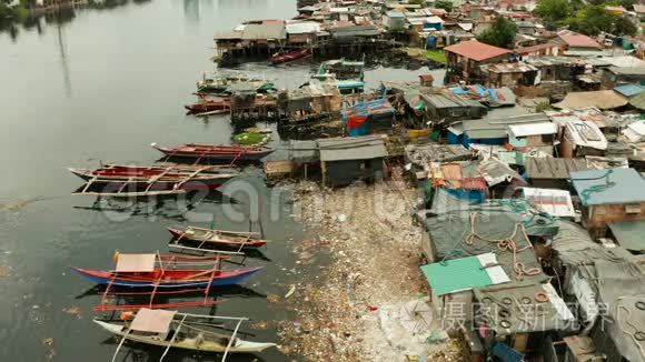 马尼拉的贫民窟和垃圾。 马尼拉贫困居民的房屋和船只。 住在菲律宾的穷人。
