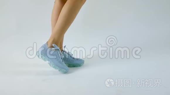 在灰色背景的工作室中特写女性赤脚跑鞋,运动鞋,保健概念短视频