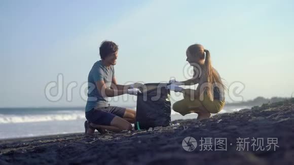 年轻夫妇用垃圾清理海滩视频