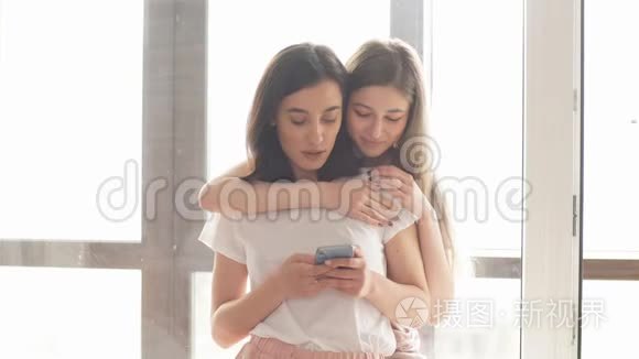 两个姐妹在网上和朋友聊天视频