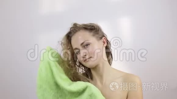 女人用浅绿色毛巾擦干头发视频