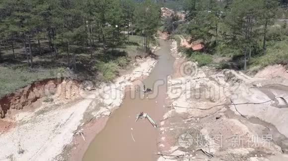 矿工从浅水河底上景采沙