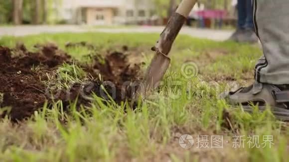 园丁用铲子在春天公园的花坛上挖土 人们在夏日花园的绿色草坪上种花mov格式视频下载 正版视频编号02rwm3 摄图新视界视频库 园丁用铲子在春天公园的花坛上挖土 人们在夏日花园的绿色草坪上种花mov格式视频下载 正版视频编号02rwm3 摄图新视界视频库