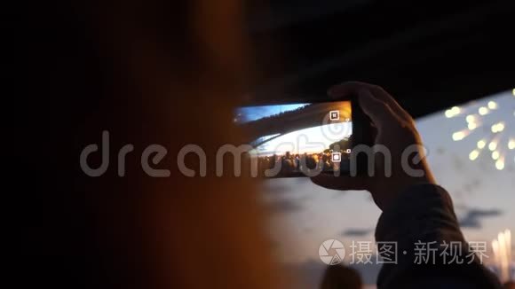 女人晚上在夜空的背景下打电话烟火，人群4K