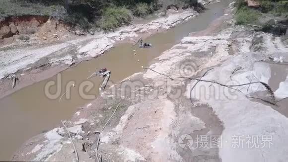 河道采砂设备白天在采石场工作视频