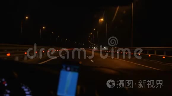 汽车在夜间沿着道路行驶。