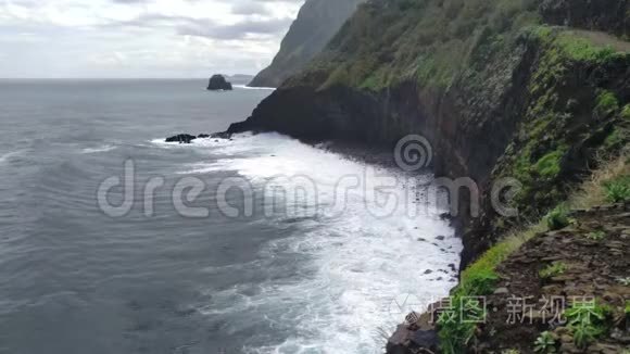 鸟瞰马德拉岛常绿悬崖海岸线视频