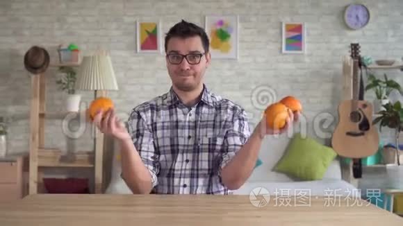 年轻人滑稽地扔橘子和杂耍橘子视频