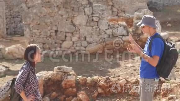 两位年轻的考古学家探索古城视频