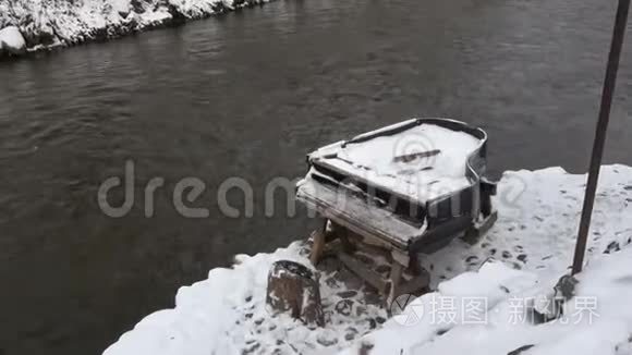 城市冬季河附近的破雪钢琴视频