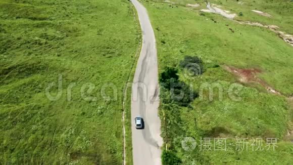 乡村道路上的汽车俯视图