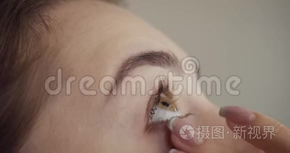 年轻女子用滴管滴眼。