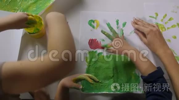 儿童用手指绘画各种颜色