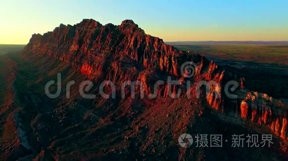 日落时彩绘沙漠山谷的岩石形成视频