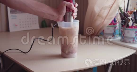 在家做蛋白奶昔的人视频
