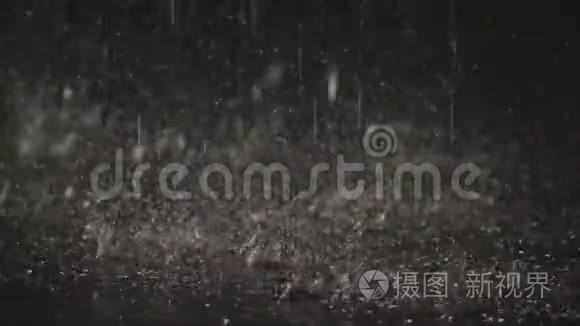 灯光下黑暗中的雨滴