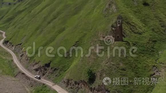 在前往图什蒂的路上，可以看到靠近莱巴伊斯卡里塔的汽车景观。 北格鲁吉亚。 空中录像