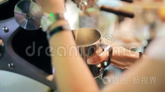 咖啡师将热牛奶倒入钢杯视频