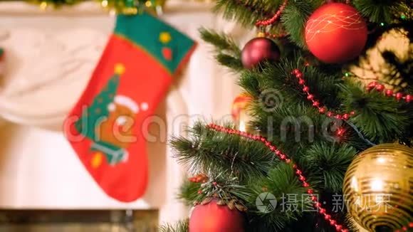 装饰壁炉4k全景视频，挂袜子礼物和圣诞树，有很多五颜六色