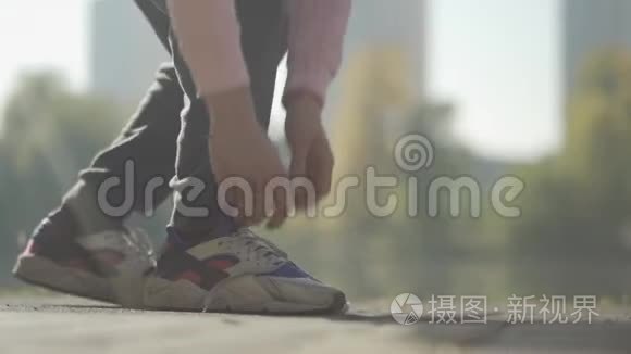人用手在运动鞋上系鞋带视频