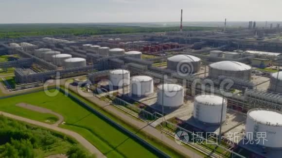 炼油厂的一排排巨大的白气罐的鸟瞰图