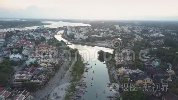 鸟瞰河岸带船只的城镇地区视频