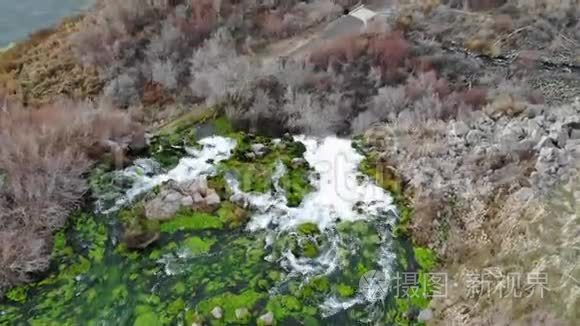 瀑布的起源被认为是一种小溪流视频